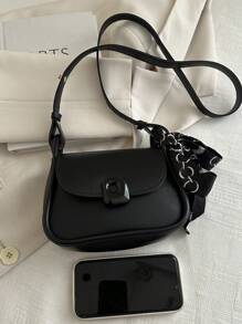 1个复古纯色软边PU马鞍包，迷你磁扣翻盖，可调节肩带，适合女性日常休闲使用