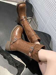 Botas altas retro de tacón grueso para mujeres en color marrón, con hebilla ajustable, tacón ancho, cremallera lateral, caña alta, pantorrilla ancha, botas estilo western, de motociclista, tallas grandes - Marrón - Ver 9