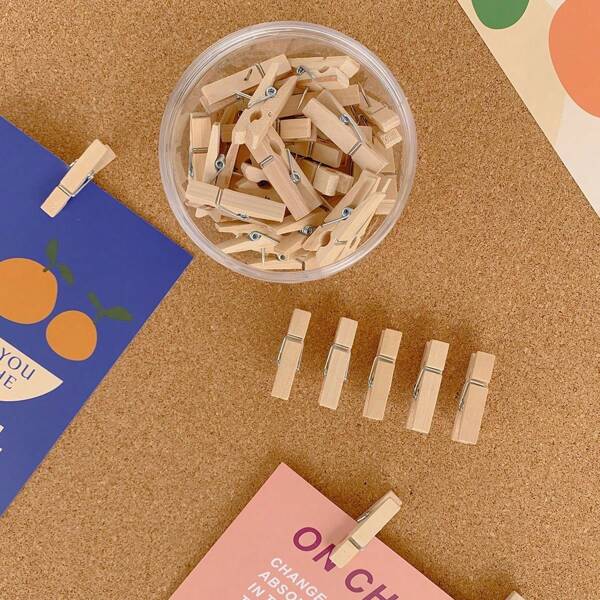 Paquete de 100 pinzas de madera mini de SULOLI, pinzas de ropa de madera, pinzas para fotos, pinzas decorativas para escuela, oficina, decoración de tareas (25 mm), útiles escolares, de vuelta al cole
