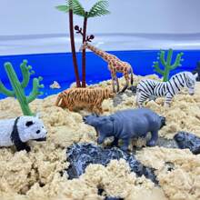 24 specie animali non ripetitivi, di dimensioni approssimative di 1-3 pollici, in materiale PVC solido, come leone, tigre, elefante, panda, giraffa, rinoceronte, ippopotamo, orso bruno, orso nero, zebra, gorilla, bufalo, bue giallo, mucca, asino, cavallo, maiale, cane, capra, pollo, anatra, oca, pecora e altri modelli di animali simulati, molto adatti per la decorazione domestica, giocattoli modello per l'insegnamento cognitivo dei bambini, regali per le feste