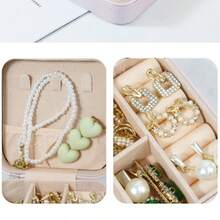 قطعة واحدة من منظم المجوهرات الصغير، علبة مجوهرات قابلة للسفر بسحاب، صندوق هدايا للسيدات، رف عرض مجوهرات متعدد الوظائف، مناسب لخواتم وقلادات وأقراط وقلائد وما إلى ذلك. - صندوق هدايا مناسب للفتيات والسيدات، صندوق هدايا عيد الهالوين، صندوق هدايا عيد الميلاد. لمنظم تخزين النساء الضروريات السفرية عودة إلى المدرسة تخزين المدرسة الداخلية ديكور الخريف