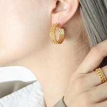 Mazuer 1 Cặp khuyên tai tròn hình chữ C bằng thép không gỉ kiểu Pháp cổ điển mùa hè, thích hợp cho phụ nữ, đi dã ngoại, tiệc tùng, lễ hội, đeo hàng ngày, đi làm, tụ tập, du lịch, quà tặng - Vàng - Xem 3