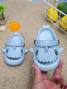 1 par de tamancos infantis unissex de verão com estampa de tubarão, bico fechado, antiderrapantes, para uso interno e externo, sandálias fofas e confortáveis. - Baby Azul - Ver 3