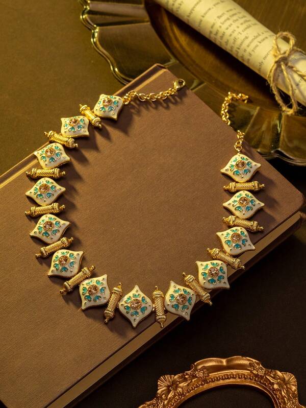 طقم أقراط وقلادة وسوار بنمط ماسي أزرق عتيق، مناسب للارتداء اليومي، ويمكن استخدامه كهدايا أو اكسسوارات للحفلات