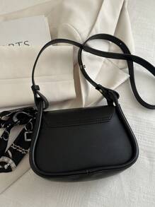 1个复古纯色软边PU马鞍包，迷你磁扣翻盖，可调节肩带，适合女性日常休闲使用