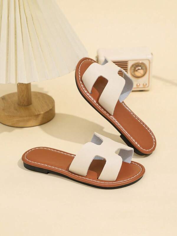 Une paire de nouvelles sandales d'été pour enfants, assorties en couleur. Sandales de mode à semelle souple pour petites filles en été, chaussures de princesse décontractées pour filles, chaussures de plage antidérapantes, convenant pour l'intérieur et l'extérieur, convenant également aux petits garçons.