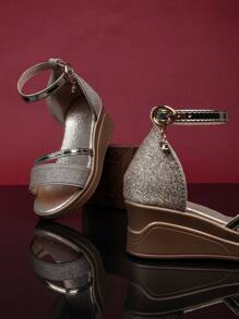 1 双女孩金色高跟凉鞋，闪亮柔软 PU 面料，后带金属扣设计，圆头，轻便灵活的厚底，时尚公主风格，适合日常场合和派对