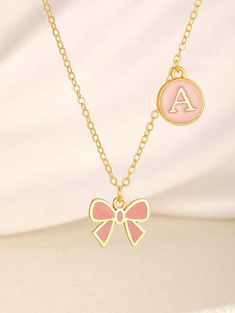 1 pieza Collar con colgante doble de aleación de zinc con lazo rosa y 26 letras del alfabeto en inglés, estilo dopamina, elegante y lindo, color dorado, adecuado para niños, amigos, verano, viajes, accesorios de moda callejera, decoración diaria, regalo de vacaciones y cumpleaños - Rosa - Ver 1