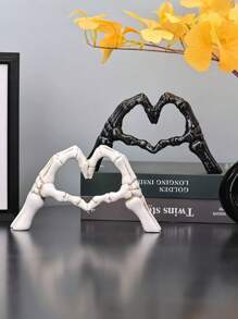 A Loving Hand In The Shape Of A Skull Hand Is A Necessary Decoration For Halloween, And It Is Also A Good Choice For Daily Home Decoration And The Best Choice For Halloween Gifts.
