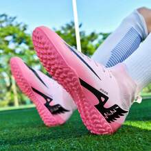 1 双高帮男女通用足球鞋，防滑耐磨，TF 鞋钉设计，PU 皮革鞋面，彩色，橡胶外底，适合泥地、短草地的专业比赛鞋