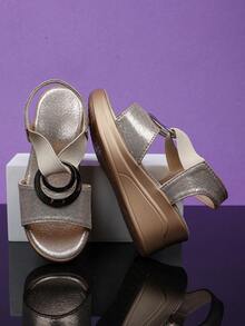 1双女童厚底时尚凉鞋，闪亮柔软奢华的PU材质，弹性后跟带，圆头露趾设计，轻便灵活的鞋底，可爱公主风坡跟凉鞋，适合日常休闲穿着和派对场合 - 金色 - 查看 3