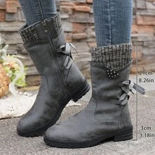 女士灰色中筒靴，绒面革材质，侧拉链搭配蝴蝶结系带装饰，针织拼接复古风格靴子