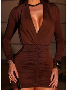 Vestido Maitê com decote profundo, tamanho único (36 ao 42), disponível nas cores marrom e preto.