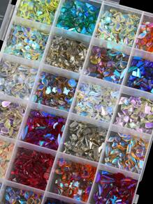 Aproximadamente 1800 piezas de diamantes de resina de formas especiales de aurora para decoración de uñas, diamantes de uñas multicolor y de diferentes formas, estuche de 24 compartimentos con joyas brillantes para uñas, se pueden usar para decoraciones DIY y accesorios faciales