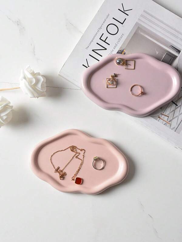 Plateau d'affichage de bijoux en forme de nuage mignon, plat à ramasse-miettes en céramique asymétrique pour bijoux, bibelots et décoration, ornement en céramique de luxe
