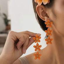 1 par de pendientes con colgante de 5 pétalos con flores estilo tropical recubiertos de epoxi para mujeres