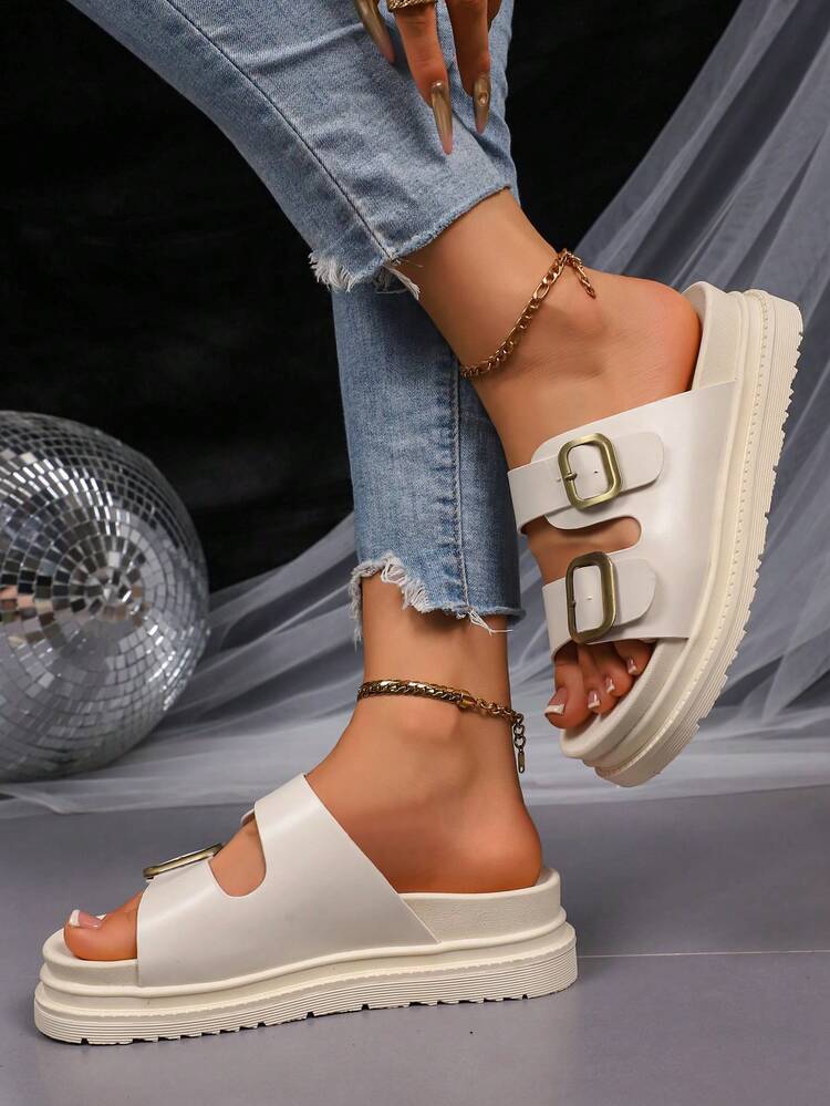 Sandales pour femmes avec semelle intérieure décorée de boucle en PU, beige, de couleur unie, avec boucle de ceinture dorée et semelle épaisse. Chaussures de mode, tongs de plage - Beige - Voir 4