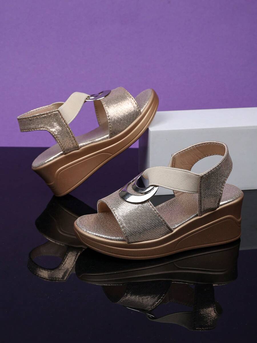 1双女童厚底时尚凉鞋，闪亮柔软奢华的PU材质，弹性后跟带，圆头露趾设计，轻便灵活的鞋底，可爱公主风坡跟凉鞋，适合日常休闲穿着和派对场合 - 金色 - 查看 1