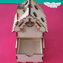 Casita navideña en MDF 3mm (10 x 13 cm) 1 pza., adorno decorativo para temporada, material resistente y fácil de pintar o personalizar, perfecto para manualidades, centros de mesa y ambientación navideña en casa. - Camel - Ver 4