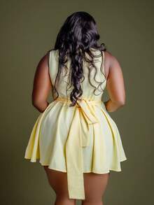 CurvyTilda Vestido de talla grande de unicolor elegante con cuello cuadrado desconstructivo, cinturón en la cintura y bajo