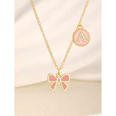 1件可爱优雅的多巴胺风格粉色蝴蝶结和26个英文字母锌合金双吊坠项链，锁骨链，金色，适合儿童、朋友、夏季、旅行、街头时尚配饰，也适合日常装饰、节日和生日礼物