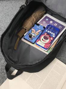 男女通用大容量多层背包，多功能休闲学生背包，轻便短途旅行行李包。此配件仅用于拍摄效果，实际产品不包含。