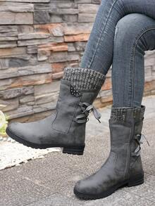 女士灰色中筒靴，绒面革材质，侧拉链搭配蝴蝶结系带装饰，针织拼接复古风格靴子