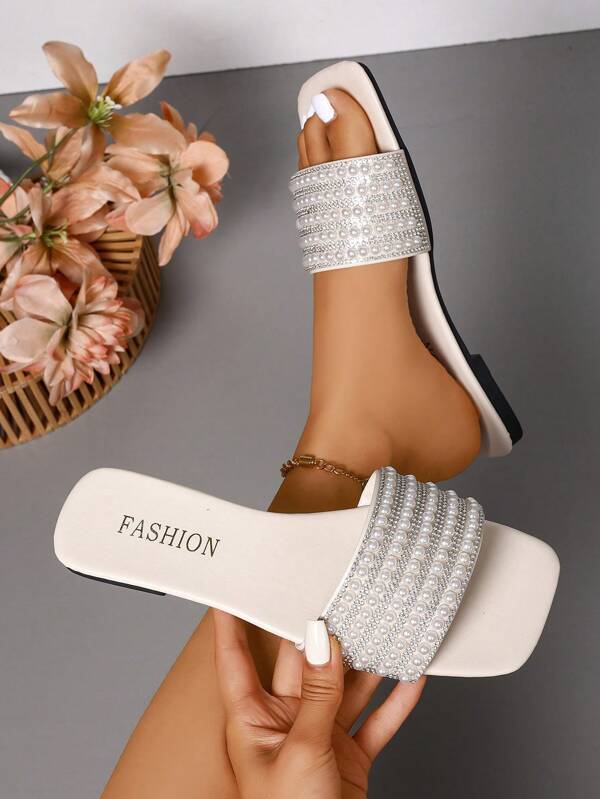 Sandalias planas con decoración de perlas y rhinestones para mujer, zapatos de suela blanda tipo slip-on para vestidos de verano, fiesta casual y vacaciones, con puntera cuadrada y abierta en color blanco, estilo bohemio y casual para mamá en la calle