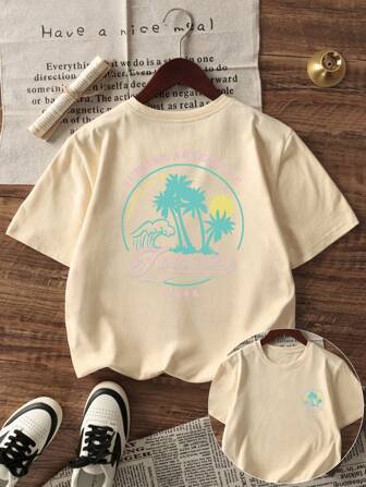 1 st Young Boy Casual Waves & Palm Tree Print rundhalsad kortärmad T-shirt, sommar student ungdomskläder - T-shirt designad för unga själar som älskar semester!