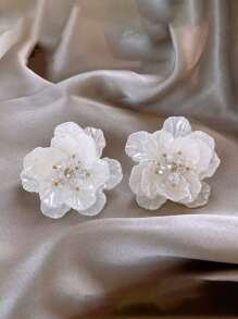 A Pair Of Cute Geometric Three-Dimensional Resin Flower Earrings (With Random Petal Colors) For Daily Wear By Both Men And Women
