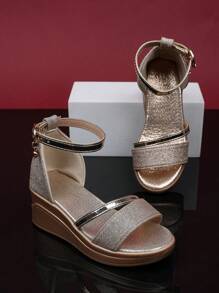 1 双女孩金色高跟凉鞋，闪亮柔软 PU 面料，后带金属扣设计，圆头，轻便灵活的厚底，时尚公主风格，适合日常场合和派对