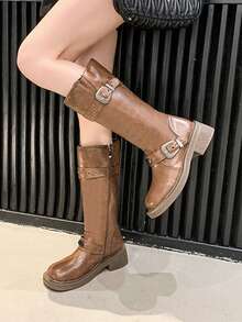 Botas altas retro de tacón grueso para mujeres en color marrón, con hebilla ajustable, tacón ancho, cremallera lateral, caña alta, pantorrilla ancha, botas estilo western, de motociclista, tallas grandes - Marrón - Ver 4