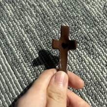 1/3/5/10/20 pezzi Croci in legno vintage con dettagli a forma di cuore - Croci cristiane portatili adatte per preghiera, conforto e esposizione da tavolo - Croci in legno multifunzionali adatte per decorazione domestica e regali religiosi, decorazioni stagionali, loghi e targhe