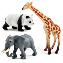 24 specie animali non ripetitivi, di dimensioni approssimative di 1-3 pollici, in materiale PVC solido, come leone, tigre, elefante, panda, giraffa, rinoceronte, ippopotamo, orso bruno, orso nero, zebra, gorilla, bufalo, bue giallo, mucca, asino, cavallo, maiale, cane, capra, pollo, anatra, oca, pecora e altri modelli di animali simulati, molto adatti per la decorazione domestica, giocattoli modello per l'insegnamento cognitivo dei bambini, regali per le feste