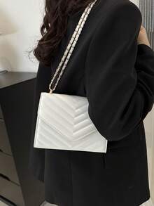 Túi đeo vai vuông Metal V Decor, Túi đeo vai dạ hội có nắp xích chần bông có dây xích có thể tháo rời, Túi xách & ví da PU màu trơn mới, Túi đeo chéo nhẹ khi đi làm, Túi mua sắm đi làm, Túi đeo chéo đựng điện thoại xu thông thường - trắng - Xem 3