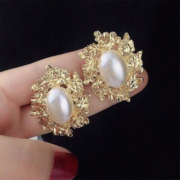 1 Pair Fashionable Vintage Gold Metal Leaf Faux Pearl Stud Earrings, Suitable For Daily, Banquet And Party Wear