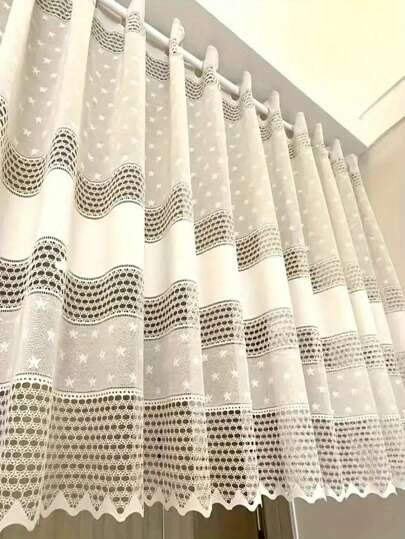 1 st. Fint broderat ihåligt fönstergardin, litet cafédörrgardin