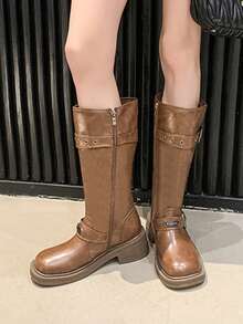 Botas altas retro de tacón grueso para mujeres en color marrón, con hebilla ajustable, tacón ancho, cremallera lateral, caña alta, pantorrilla ancha, botas estilo western, de motociclista, tallas grandes - Marrón - Ver 2