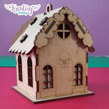 Casita navideña en MDF 3mm (10 x 13 cm) 1 pza., adorno decorativo para temporada, material resistente y fácil de pintar o personalizar, perfecto para manualidades, centros de mesa y ambientación navideña en casa. - Camel - Ver 1