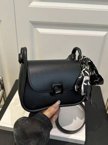 1个复古纯色软边PU马鞍包，迷你磁扣翻盖，可调节肩带，适合女性日常休闲使用