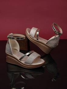 1 双女孩金色高跟凉鞋，闪亮柔软 PU 面料，后带金属扣设计，圆头，轻便灵活的厚底，时尚公主风格，适合日常场合和派对