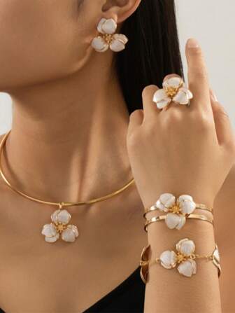 1套度假风格白色油性花朵吊坠项链，1对耳环，1个戒指，1个手链，1个手镯