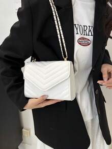 Túi đeo vai vuông Metal V Decor, Túi đeo vai dạ hội có nắp xích chần bông có dây xích có thể tháo rời, Túi xách & ví da PU màu trơn mới, Túi đeo chéo nhẹ khi đi làm, Túi mua sắm đi làm, Túi đeo chéo đựng điện thoại xu thông thường - trắng - Xem 4