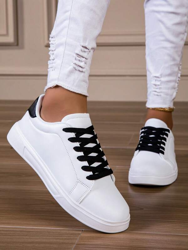 Women's Casual Sports Shoes, New Lightweight And Comfortable White Sneakers With Heart Pattern, Fashion Casual Lace-Up Non-Slip Campus Shoes