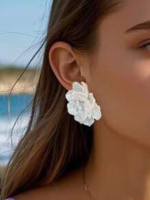 A Pair Of Cute Geometric Three-Dimensional Resin Flower Earrings (With Random Petal Colors) For Daily Wear By Both Men And Women