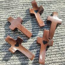 1/3/5/10/20 pezzi Croci in legno vintage con dettagli a forma di cuore - Croci cristiane portatili adatte per preghiera, conforto e esposizione da tavolo - Croci in legno multifunzionali adatte per decorazione domestica e regali religiosi, decorazioni stagionali, loghi e targhe