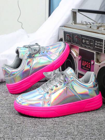 亮银色金属质感极简休闲鞋，耐穿柔软粉色鞋底，圣诞派对情侣运动鞋，街头运动健步鞋，男士礼物，滑板鞋，非常适合搭配休闲牛仔裤和运动装。