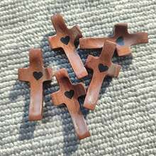 1/3/5/10/20 pezzi Croci in legno vintage con dettagli a forma di cuore - Croci cristiane portatili adatte per preghiera, conforto e esposizione da tavolo - Croci in legno multifunzionali adatte per decorazione domestica e regali religiosi, decorazioni stagionali, loghi e targhe