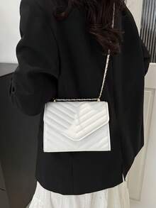 Túi đeo vai vuông Metal V Decor, Túi đeo vai dạ hội có nắp xích chần bông có dây xích có thể tháo rời, Túi xách & ví da PU màu trơn mới, Túi đeo chéo nhẹ khi đi làm, Túi mua sắm đi làm, Túi đeo chéo đựng điện thoại xu thông thường - trắng - Xem 6