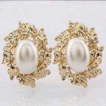 1 Pair Fashionable Vintage Gold Metal Leaf Faux Pearl Stud Earrings, Suitable For Daily, Banquet And Party Wear